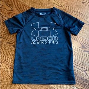 Boys Under Armour heatgear black short sleeve t-shirt in size M